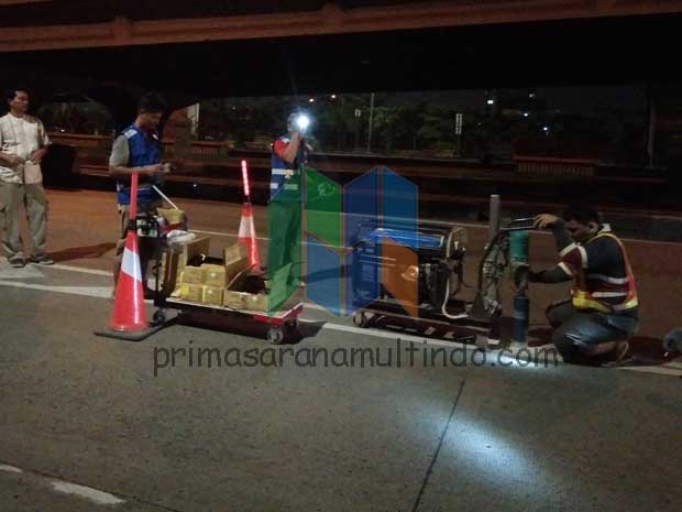 Pemasangan Paku Marka Jalan